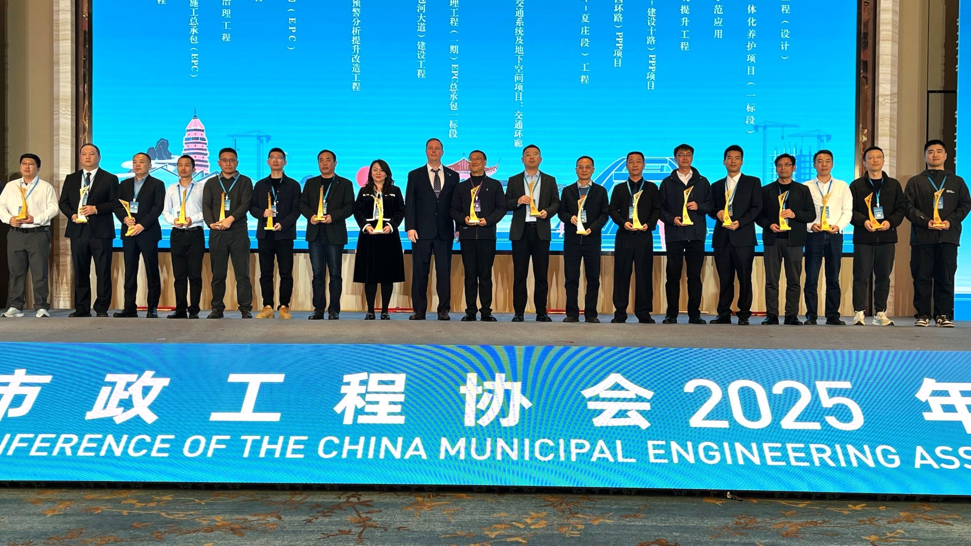 Ville Alatyppö kuvassa keskellä.