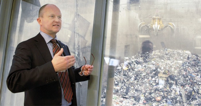 Westenergyn toimitusjohtaja Olli Alhoniemi kertoo voimalan polttavan 20 000 kiloa jätettä tunnissa. Se tekee 2-3 roskapussia sekunnissa.