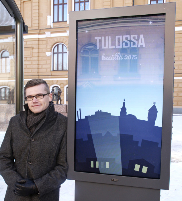 Liikenneinsinööri Jukka Talvi pysäkkinäytön äärellä maaliskuun lopulla, jolloin näyttötauluissa pyöri vielä esittelyaineistoa kesällä käyttöön otettavasta järjestelmästä.