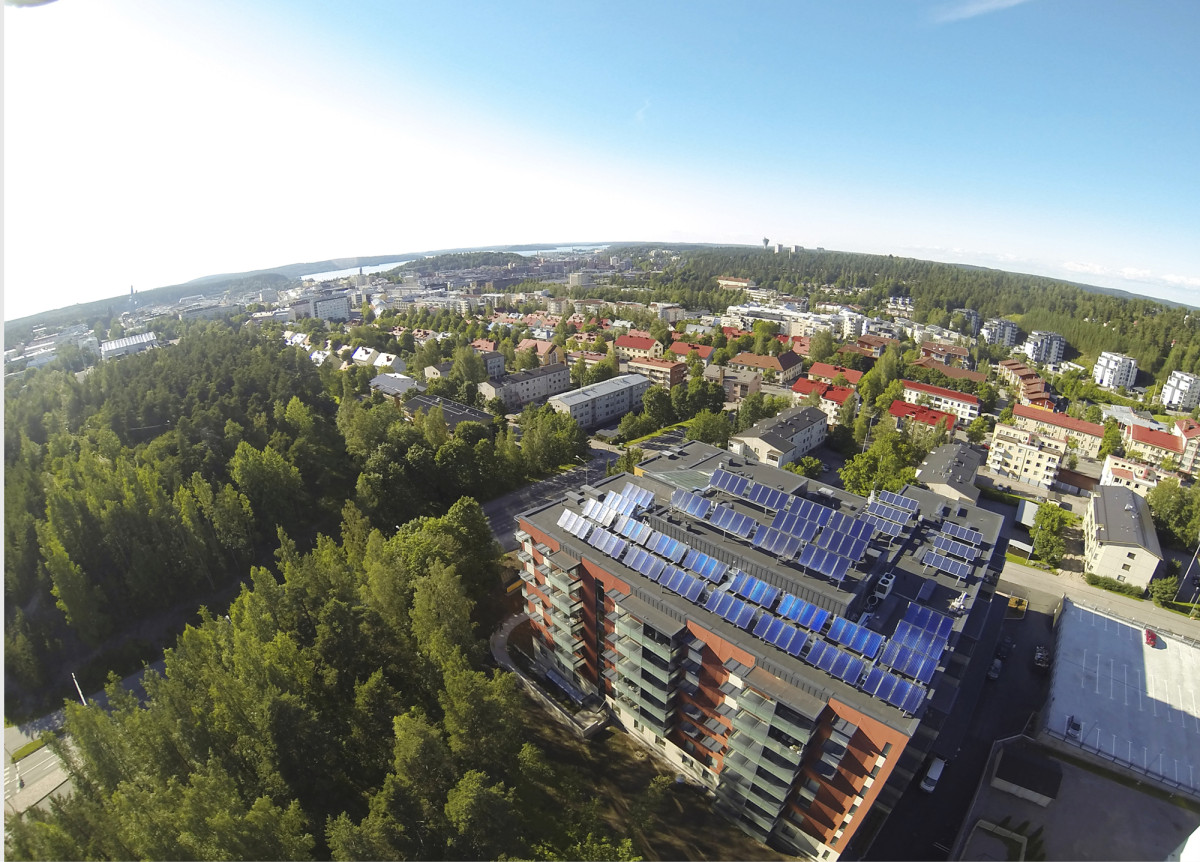 Kerrostalojen katoille pystytään sijoittamaan aurinkokeräimiä helposti, jos ympäristö on esteetön. Lahdessa energiaa kerätään koko katon leveydeltä.